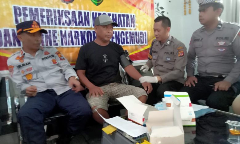 Jelang Arus Mudik Lebaran Polresta Cirebon Tes Urine Pengemudi Bus