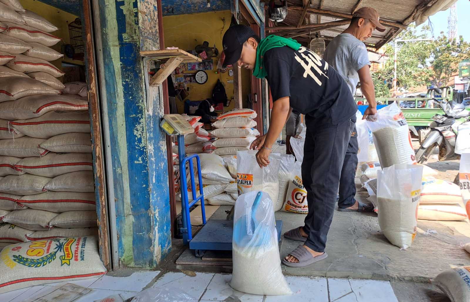 Cirebon Banjir Beras Impor Jelang Ramadan Stok Diprediksi Aman Harga